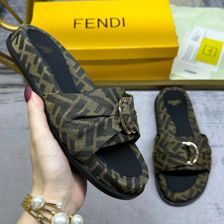 Luxurious presbyopia thick soled sandals 1024080130