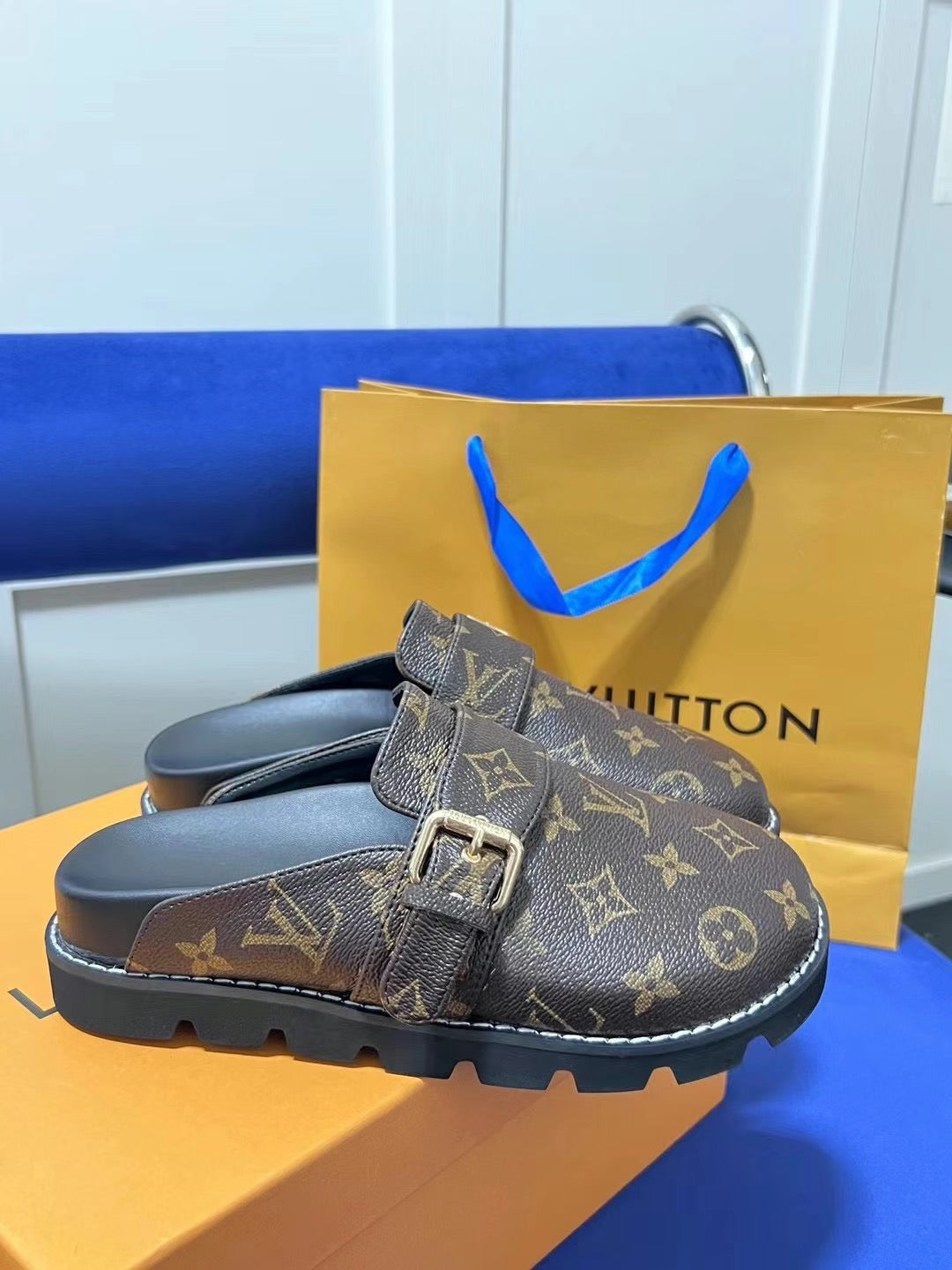 23/24 Classic V Logo printed round toe unisex slippers PD 0423111403