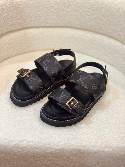 New V logo printed sandals fashion casual beach flip flops XC0404031