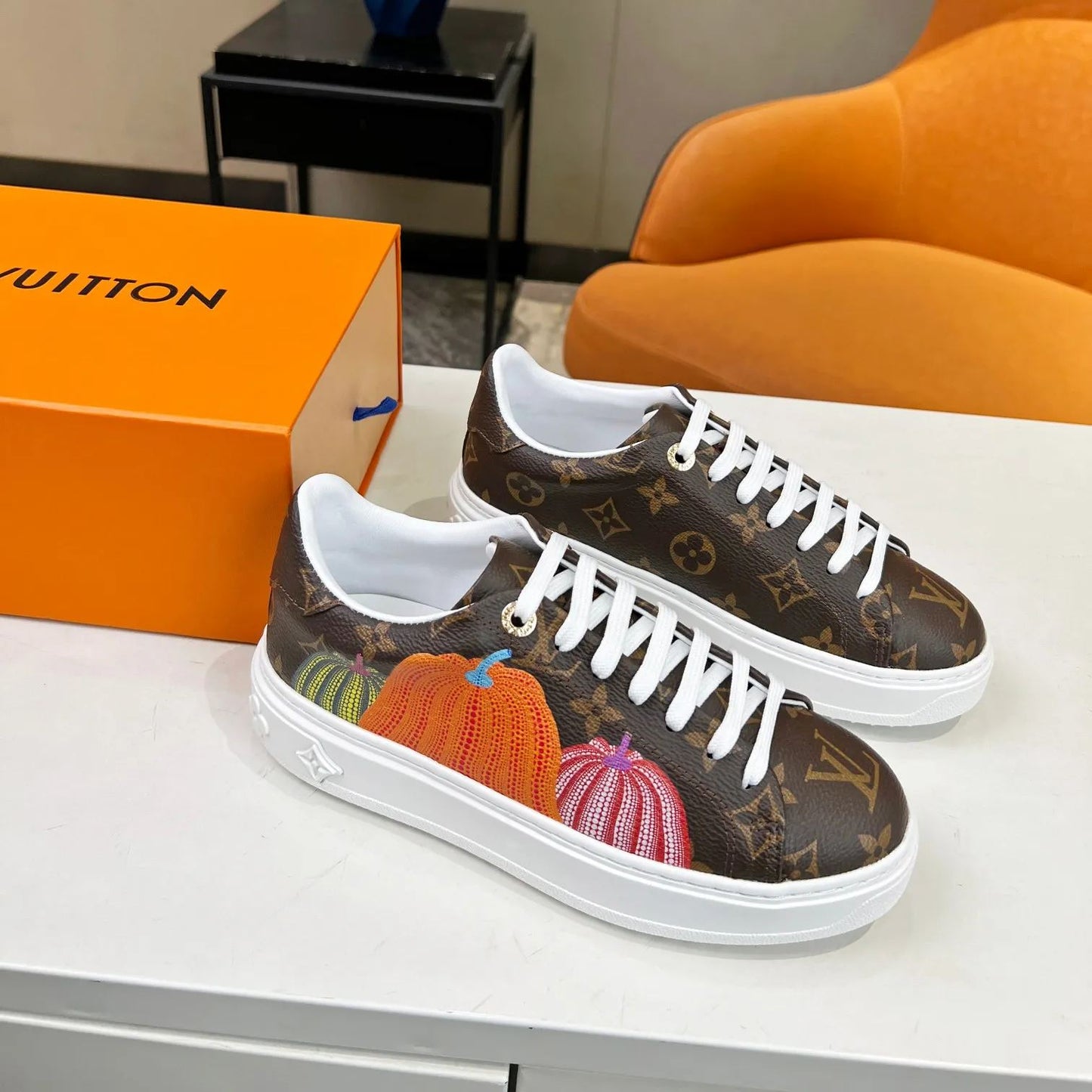2023 new fashion brown graffiti V logo sneakers XC0404038