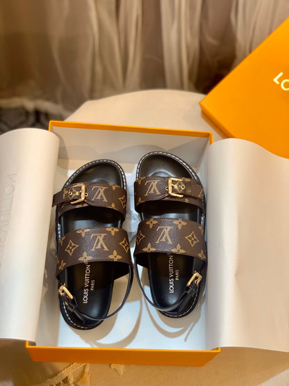 New V logo printed sandals fashion casual beach flip flops XC0404031