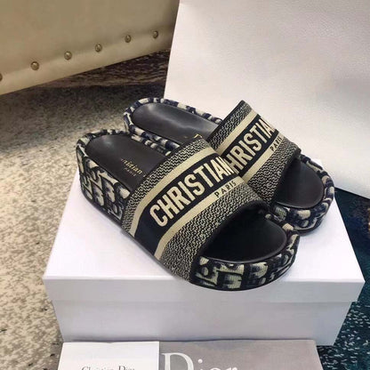 D embroidered platform slides