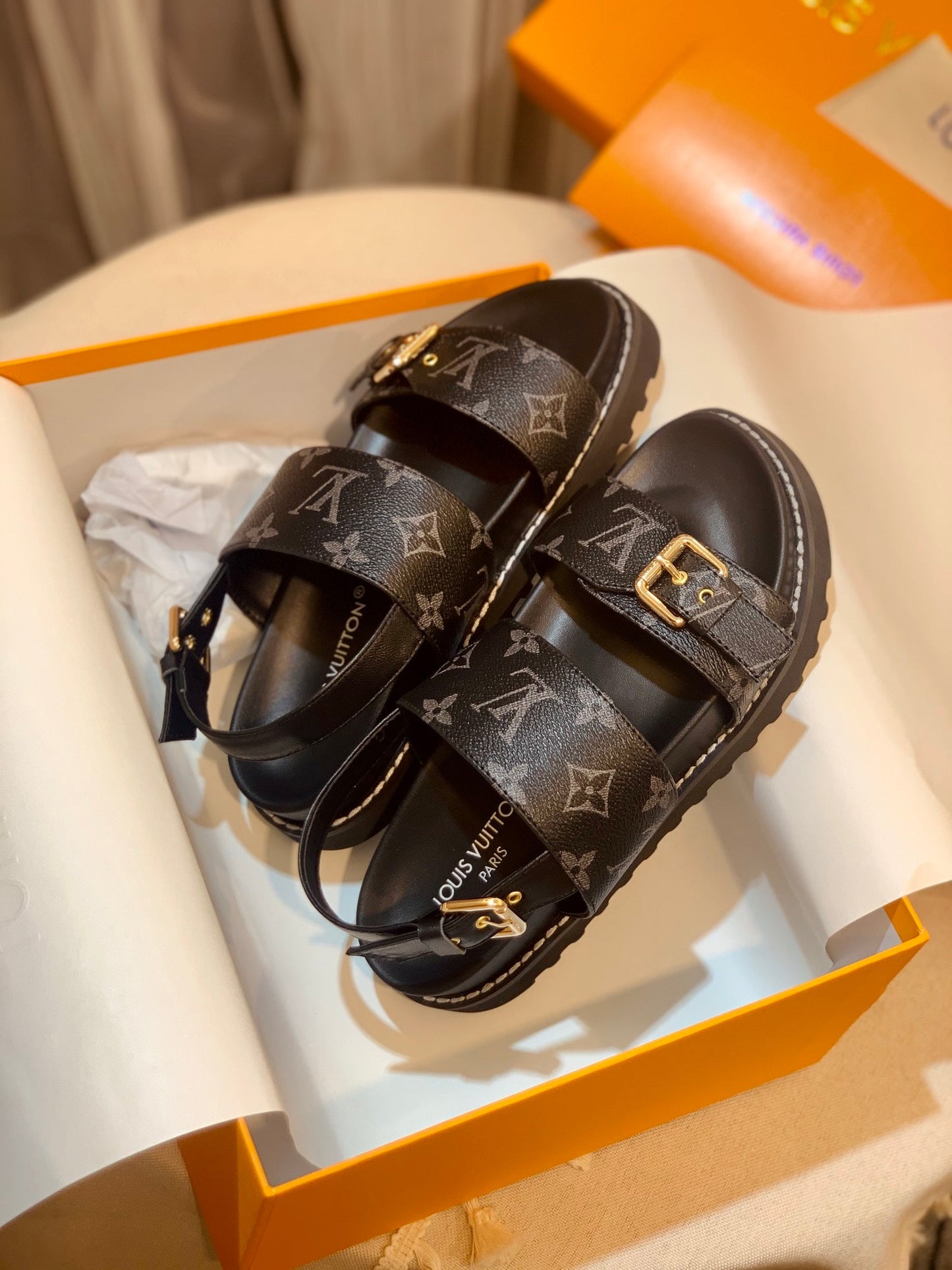 New V logo printed sandals fashion casual beach flip flops XC0404031