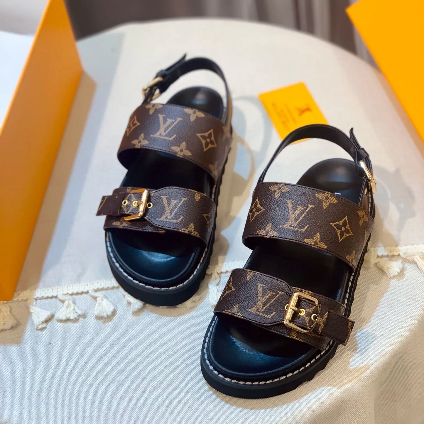 New V logo printed sandals fashion casual beach flip flops XC0404031