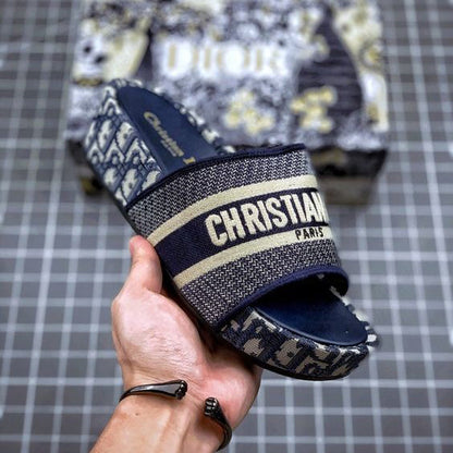 D embroidered platform slides