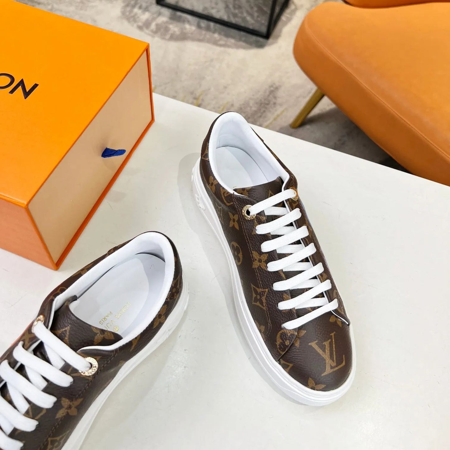 2023 new fashion brown graffiti V logo sneakers XC0404038