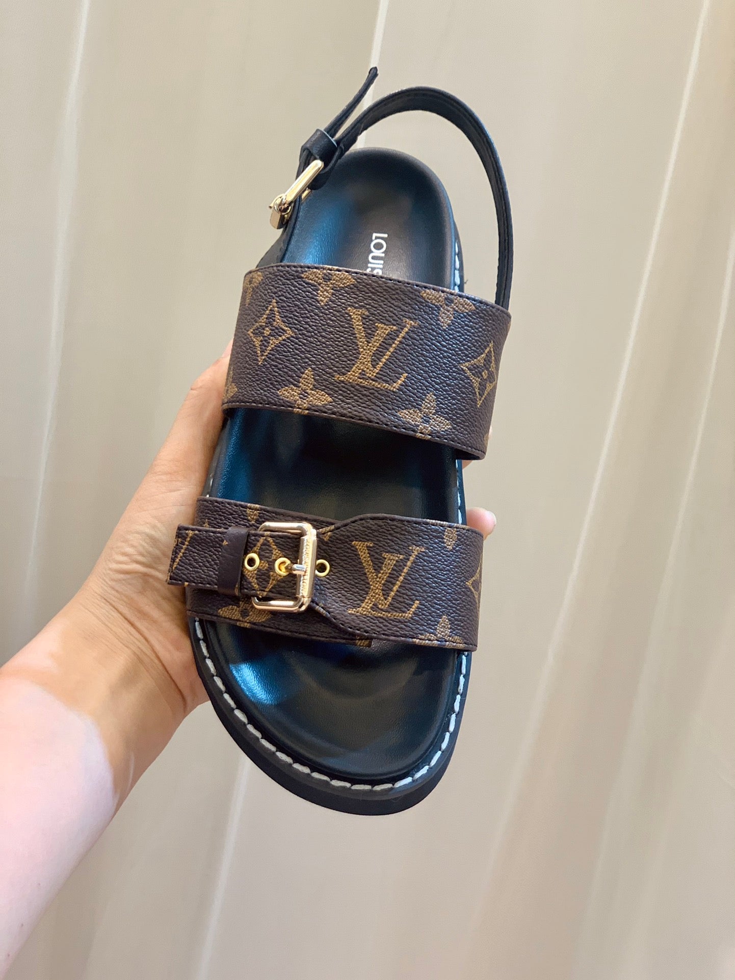 New V logo printed sandals fashion casual beach flip flops XC0404031