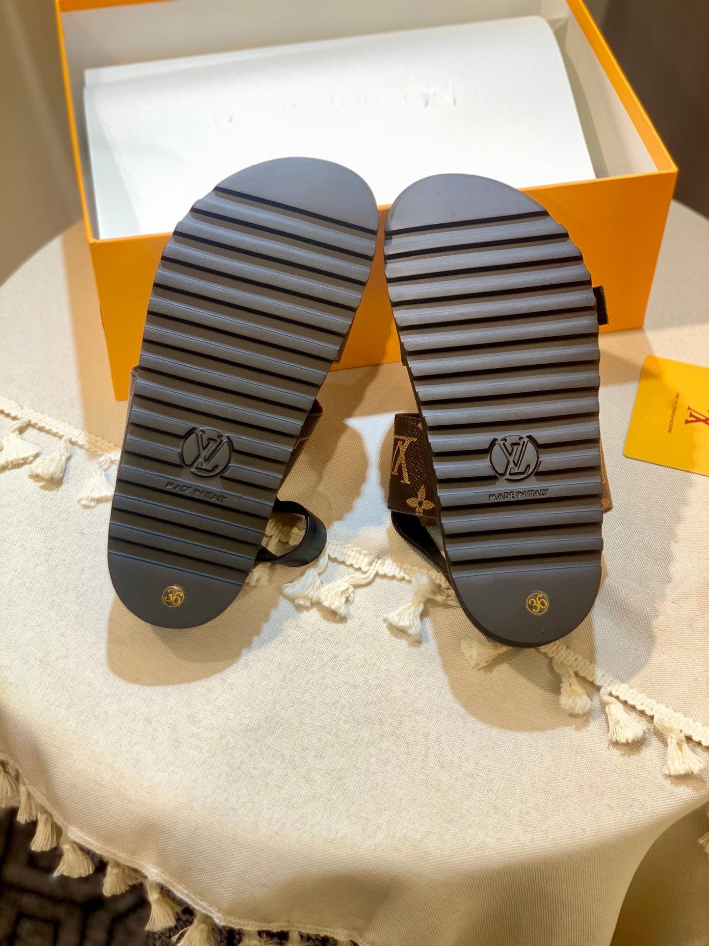 New V logo printed sandals fashion casual beach flip flops XC0404031