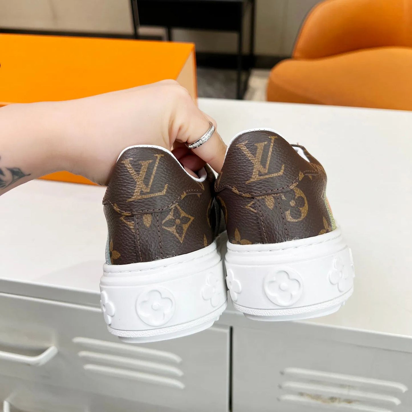 2023 new fashion brown graffiti V logo sneakers XC0404038