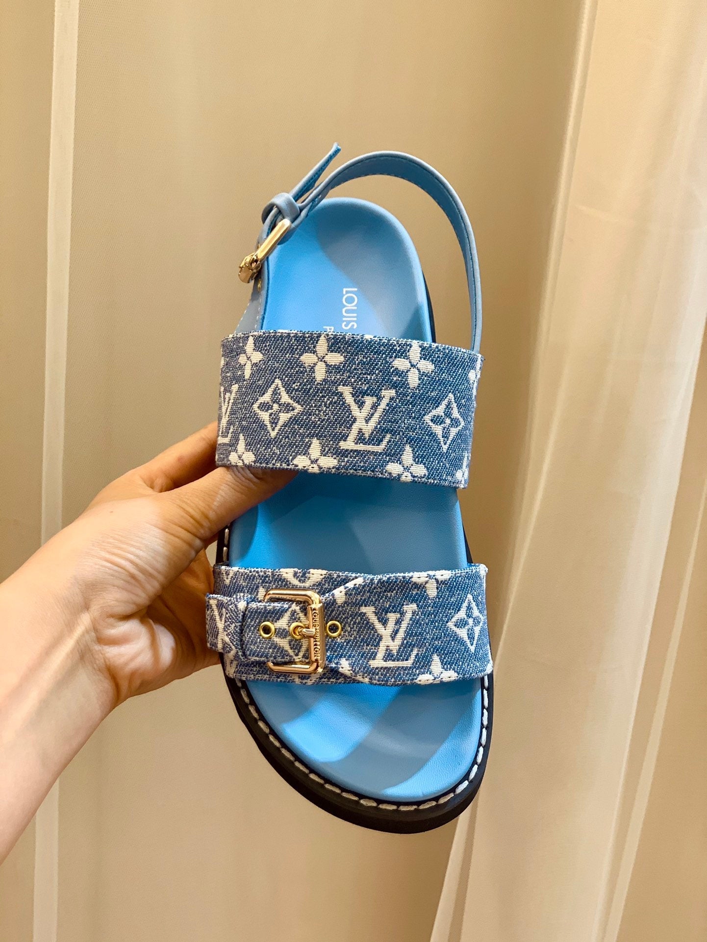 New V logo printed sandals fashion casual beach flip flops XC0404031
