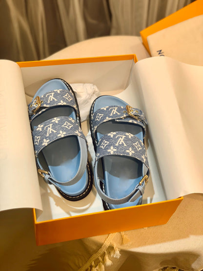 New V logo printed sandals fashion casual beach flip flops XC0404031