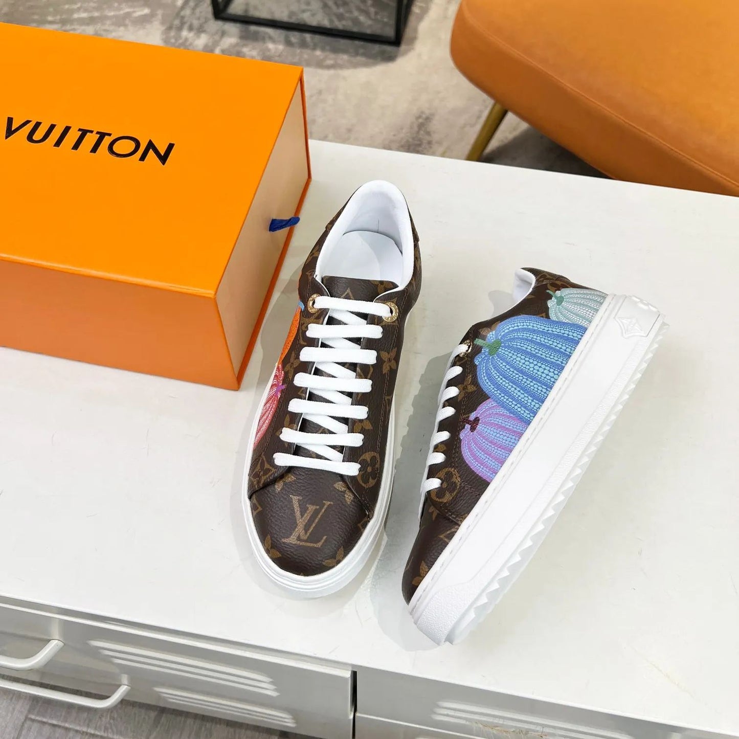 2023 new fashion brown graffiti V logo sneakers XC0404038