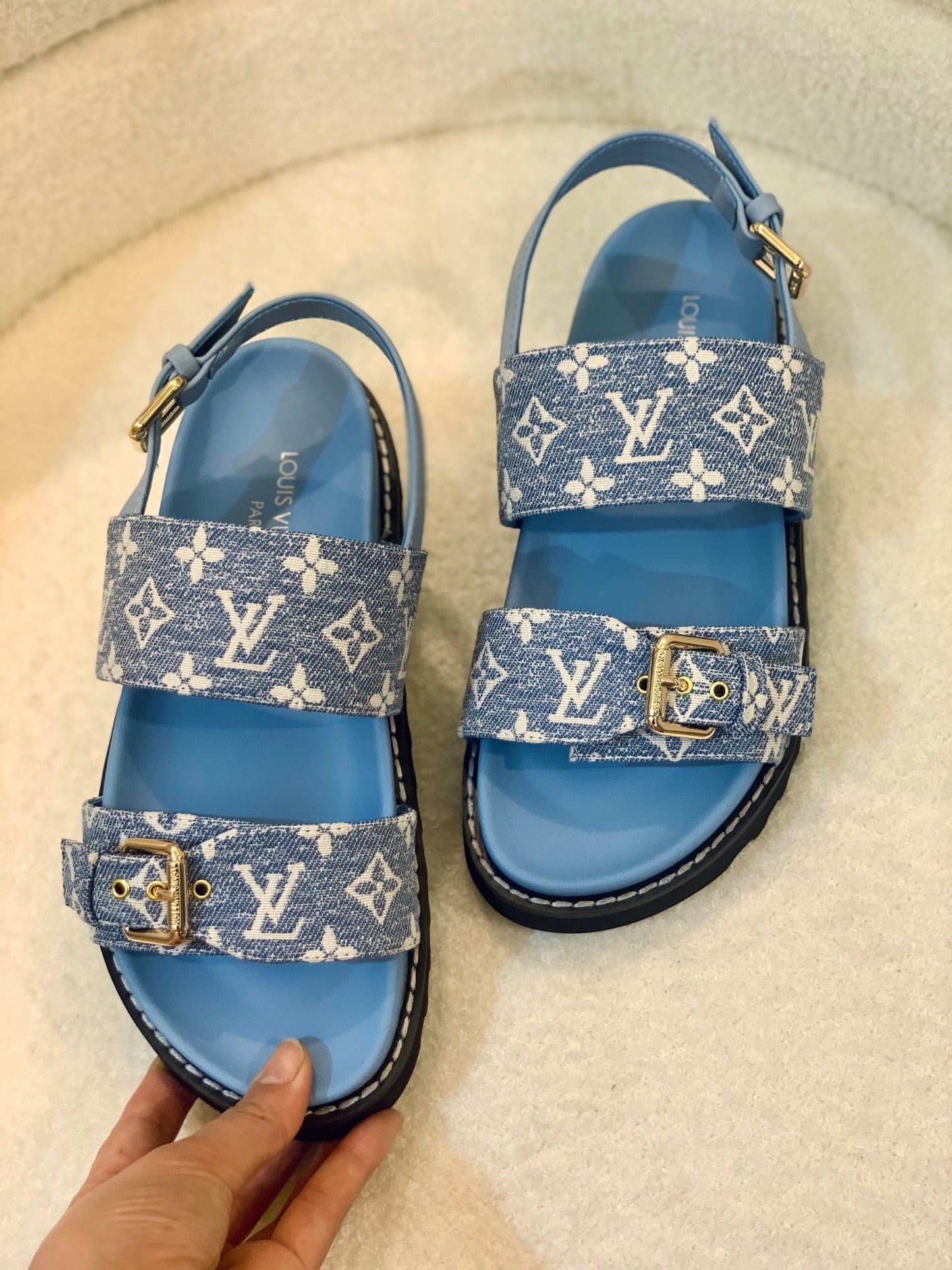 New V logo printed sandals fashion casual beach flip flops XC0404031