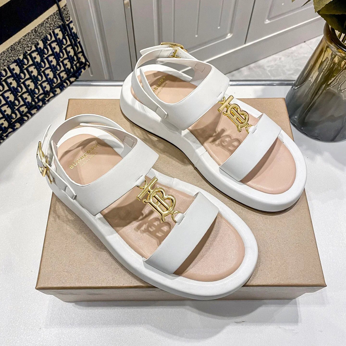 New fashion and versatile sandals 1025051312