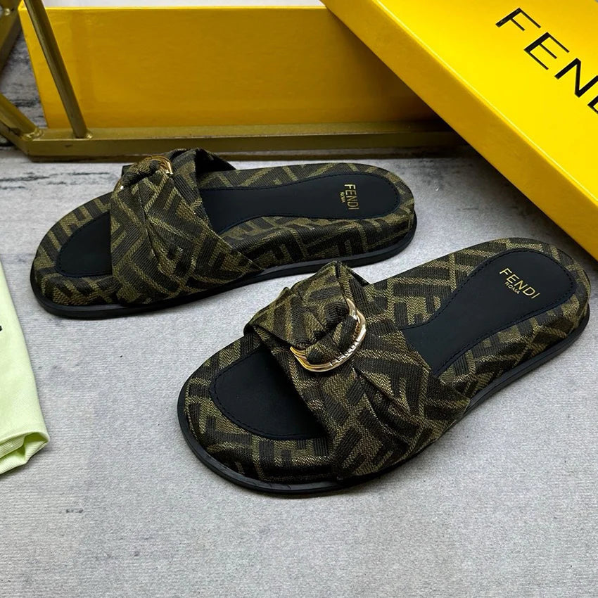 Luxurious presbyopia thick soled sandals 1024080130