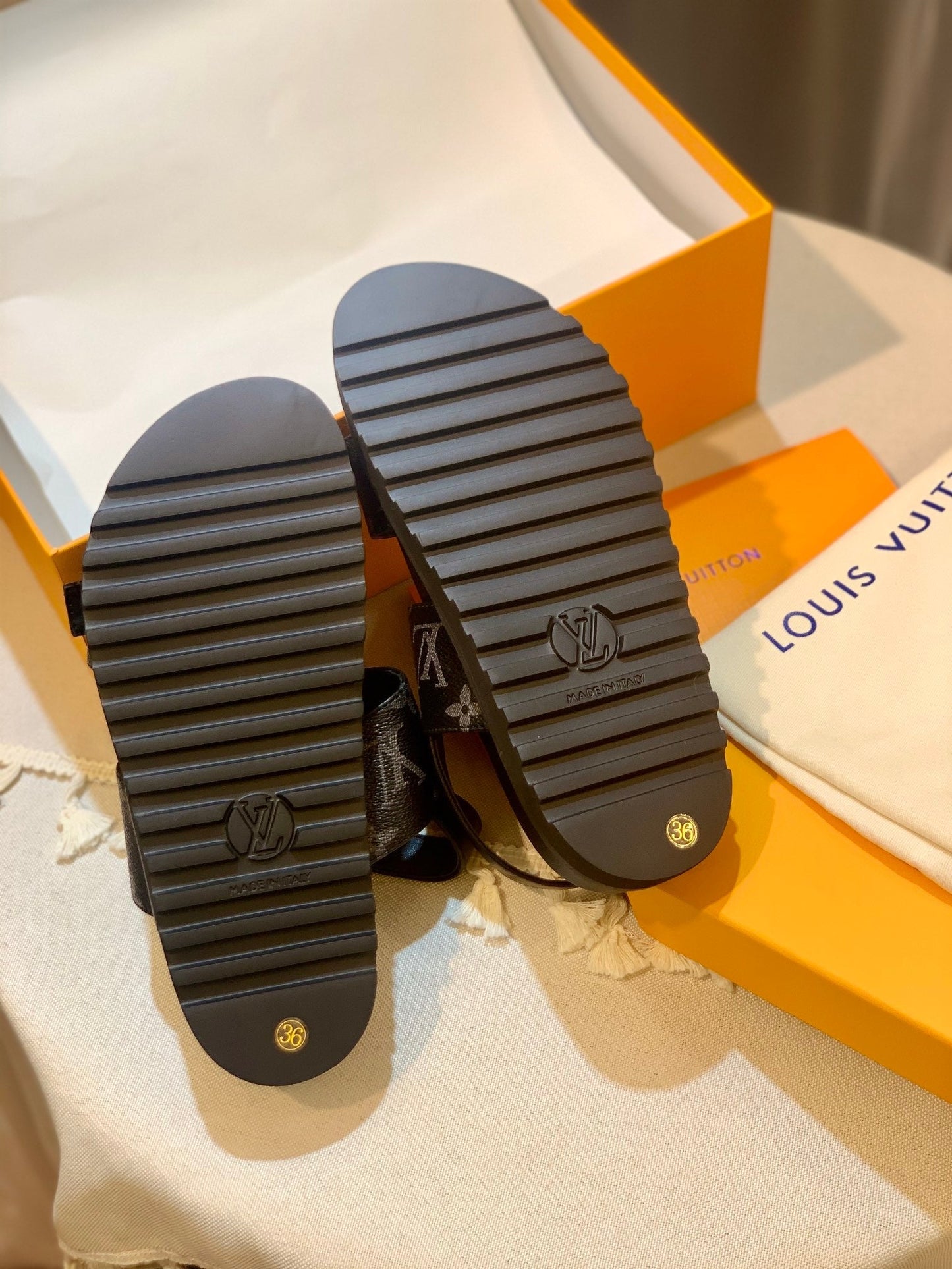 New V logo printed sandals fashion casual beach flip flops XC0404031