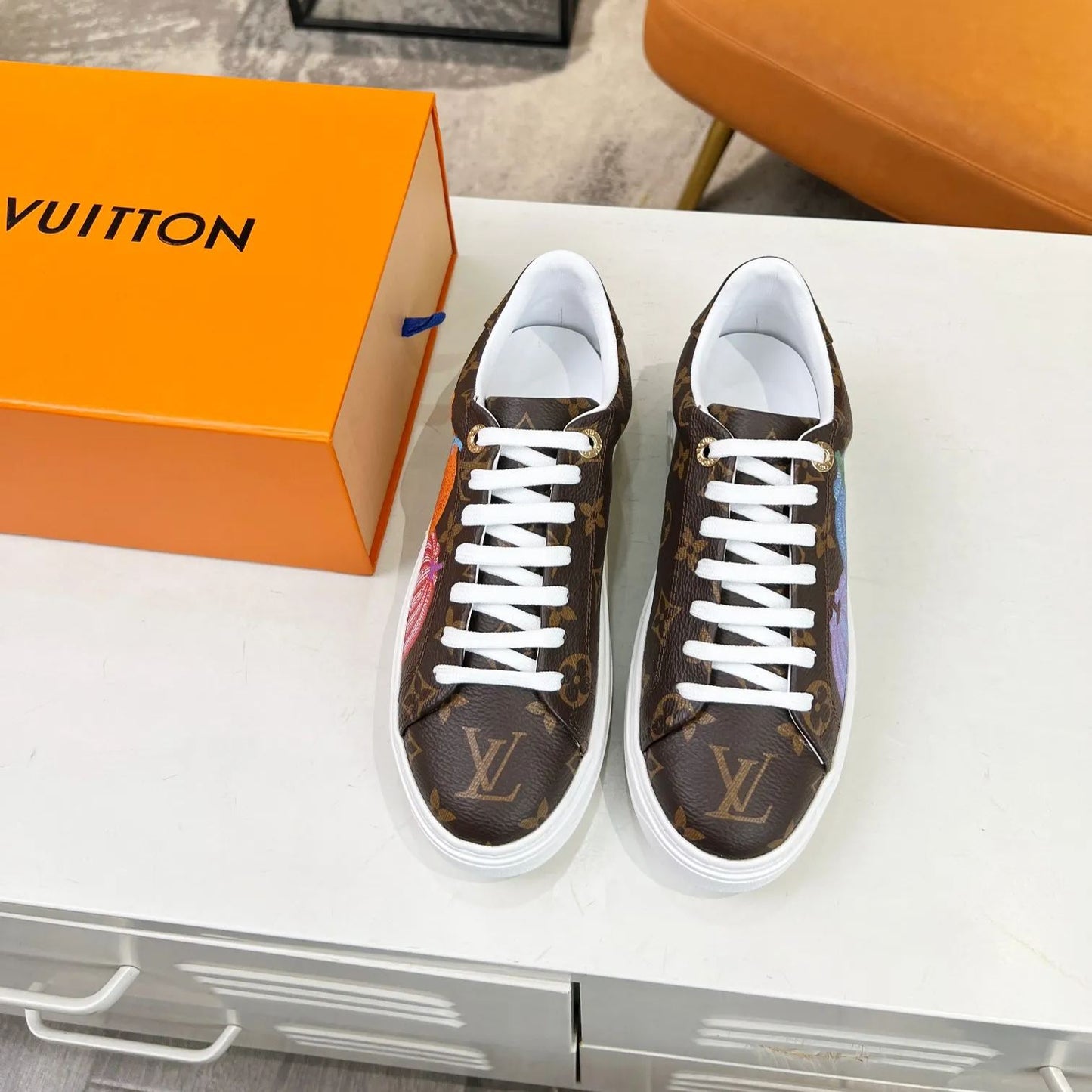 2023 new fashion brown graffiti V logo sneakers XC0404038