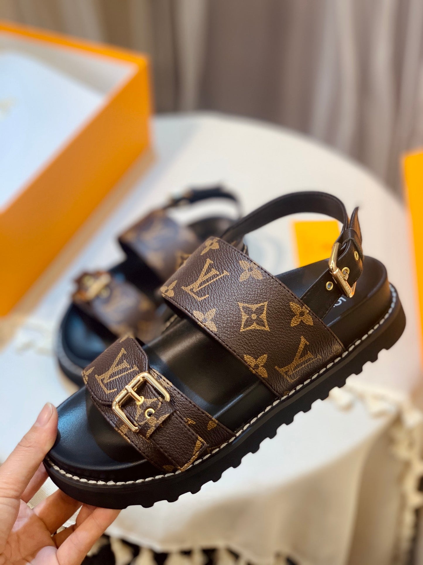 New V logo printed sandals fashion casual beach flip flops XC0404031