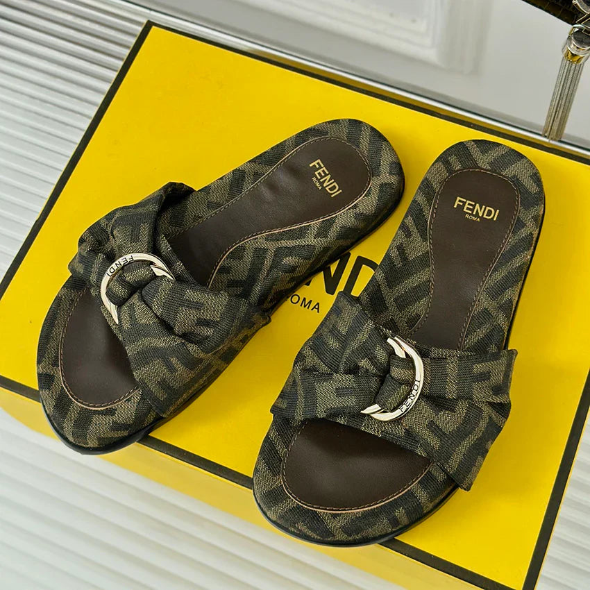 Luxurious presbyopia thick soled sandals 1024080130