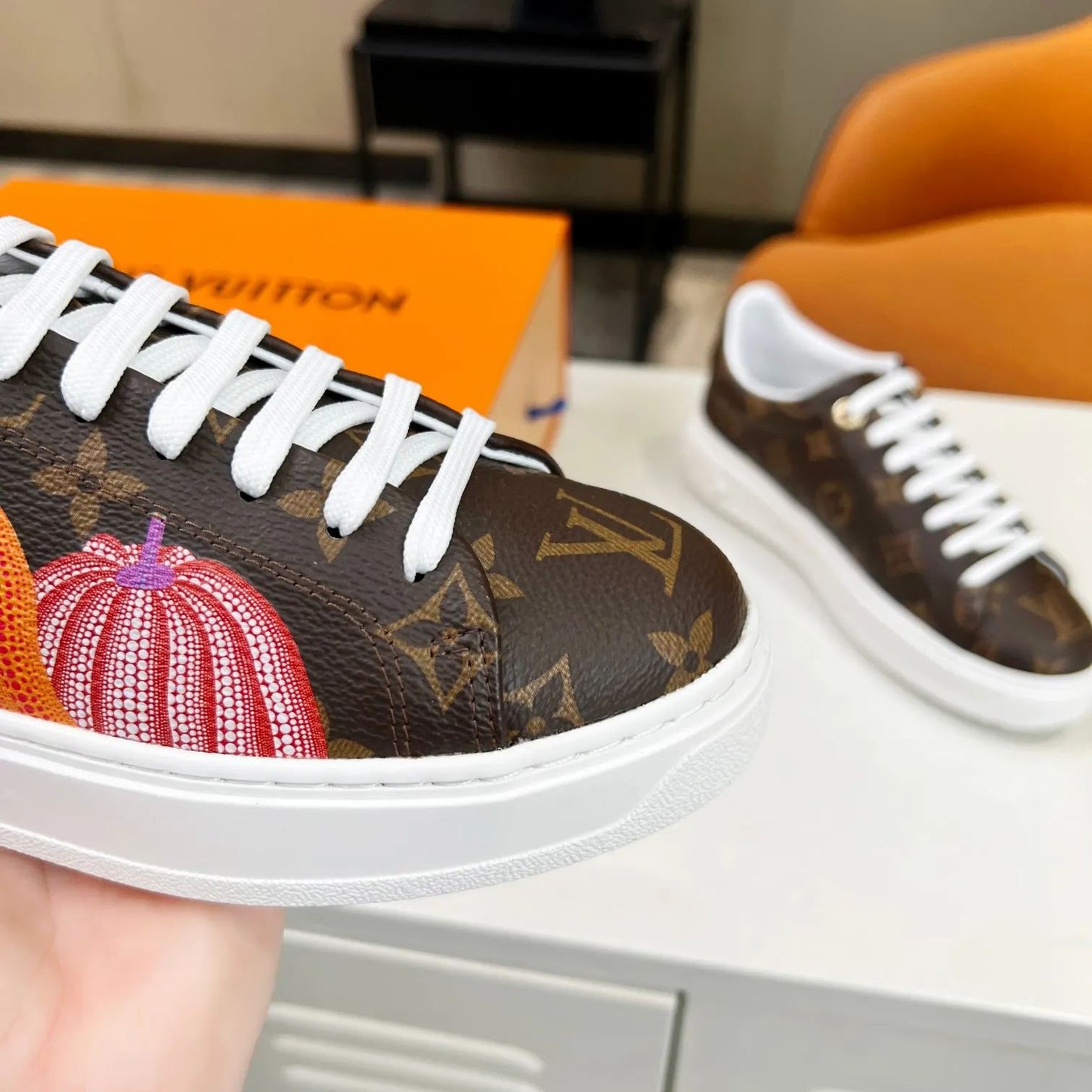 2023 new fashion brown graffiti V logo sneakers XC0404038