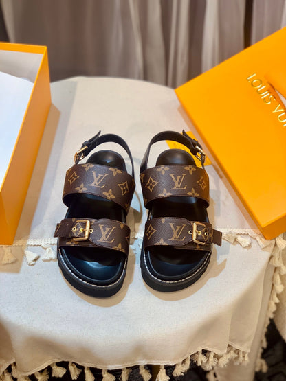 New V logo printed sandals fashion casual beach flip flops XC0404031
