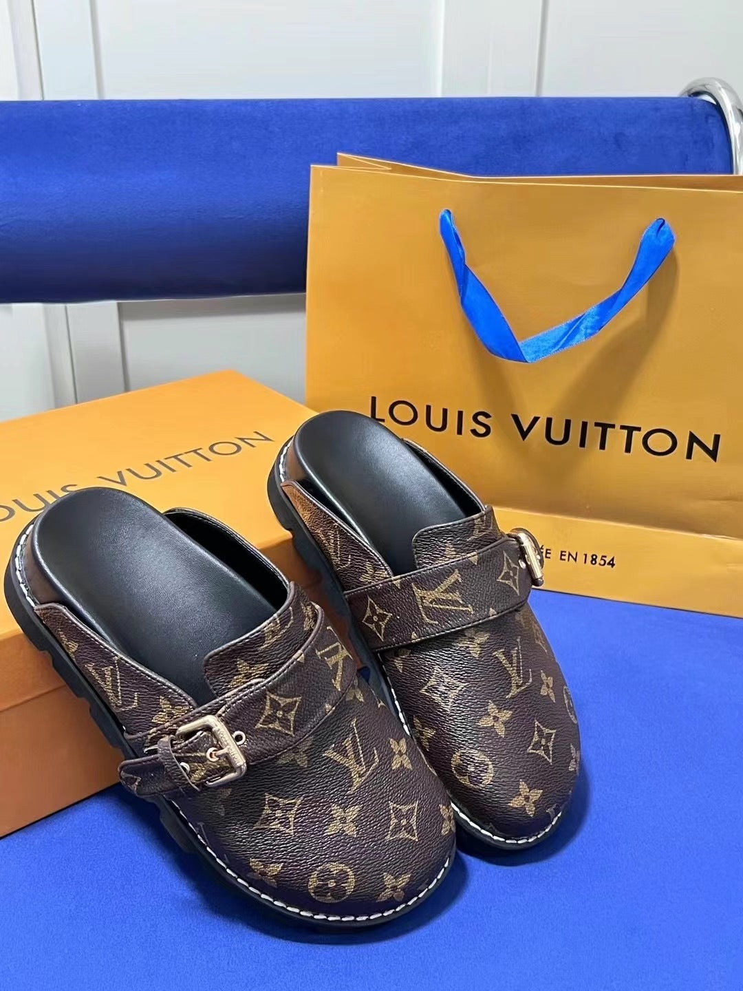 23/24 Classic V Logo printed round toe unisex slippers PD 0423111403