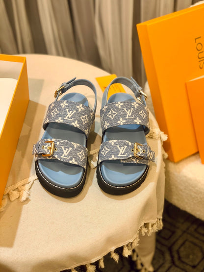 New V logo printed sandals fashion casual beach flip flops XC0404031