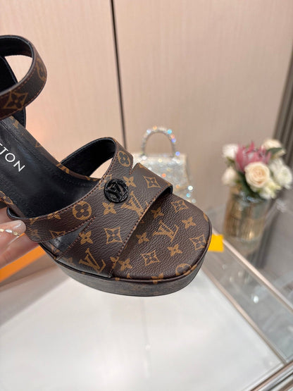 New Handmade Fashion V Logo 12cm Women's High heeled Sandals XC042025052005